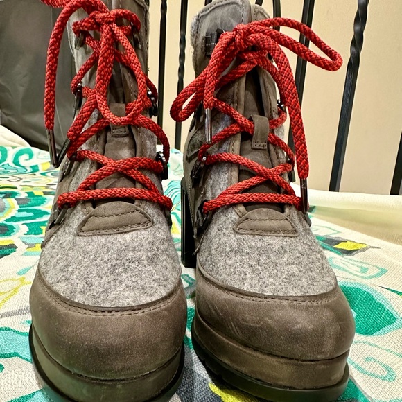Sorel heeled boots EUC - size 9 - Picture 3 of 9
